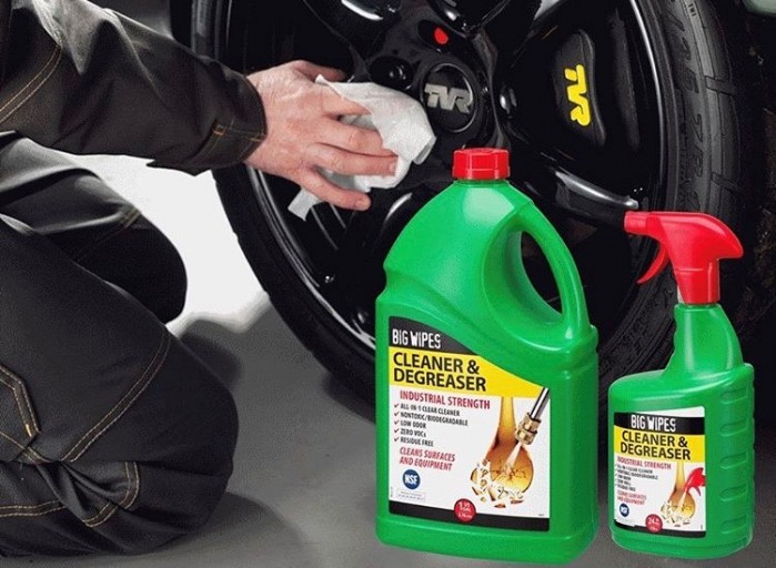 Cleaner And Degreaser Cleaning Tyre