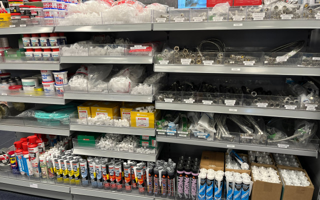 Explore our wide range of plumbing supplies! Flexible hoses, putty, and sealant are just the beginning.